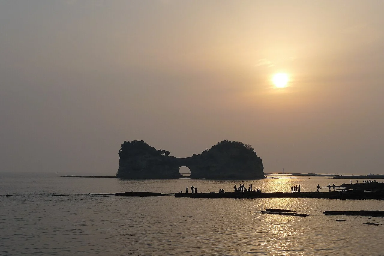 夕日に染まる和歌山県白浜町の円月島