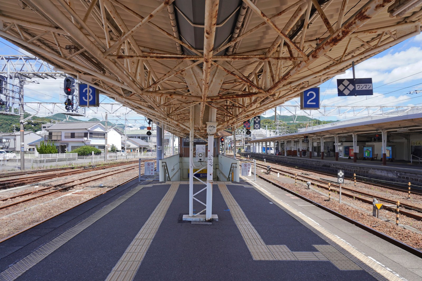 JR新宮駅の駅舎と駅前ロータリー