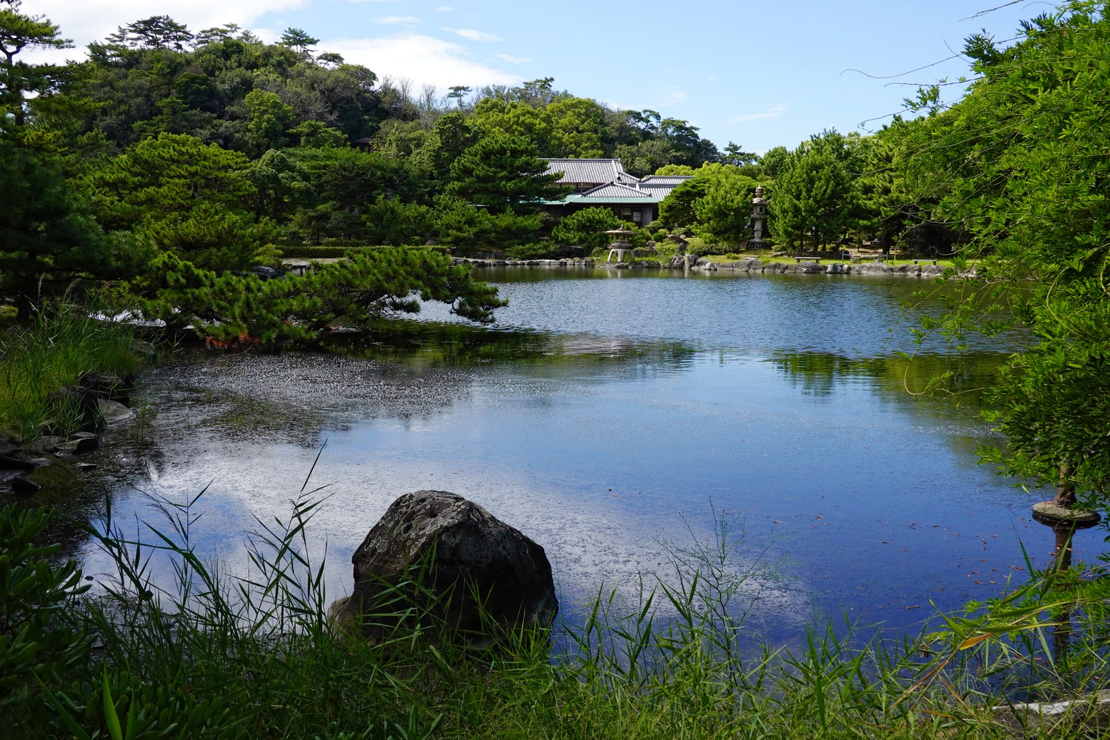 温山荘園の庭園と池