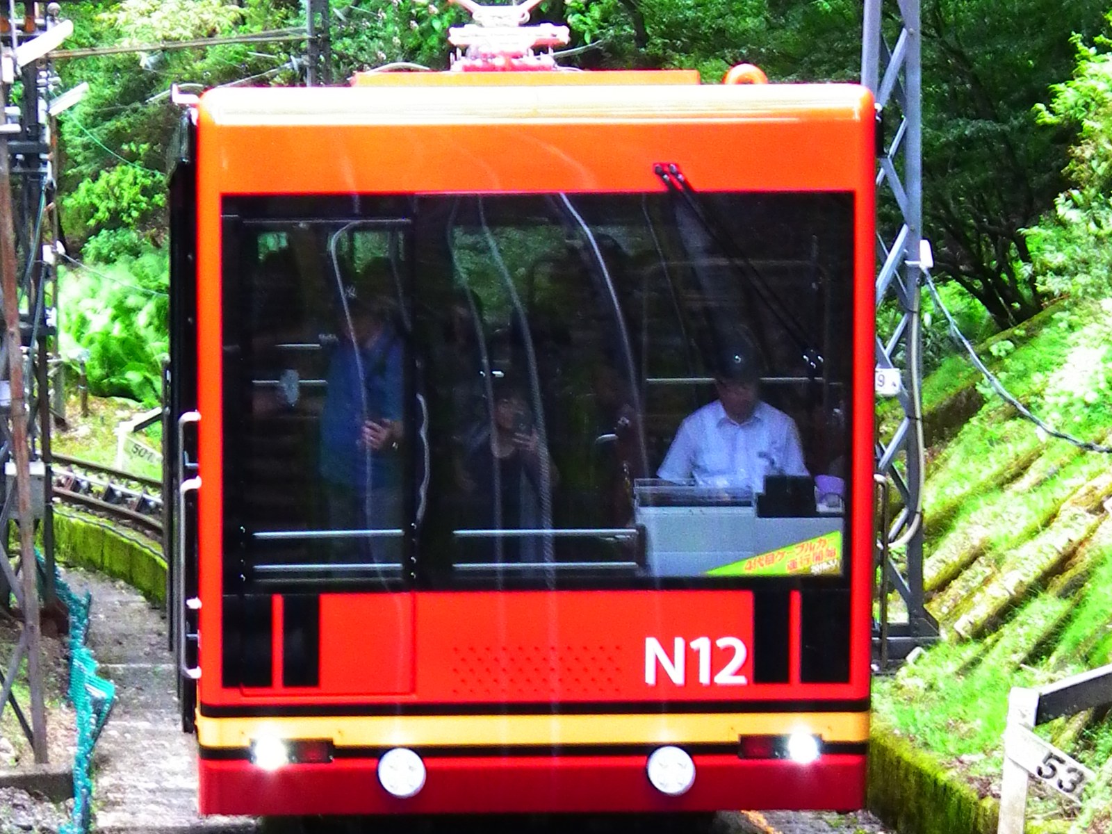 極楽橋駅から高野山駅へ向かう高野山ケーブルカー