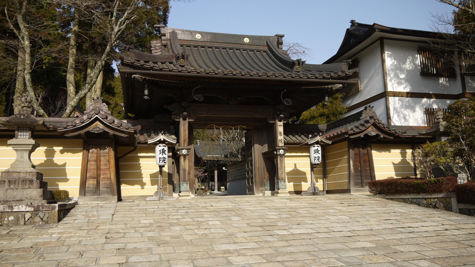 高野山の宿坊に面した日本庭園