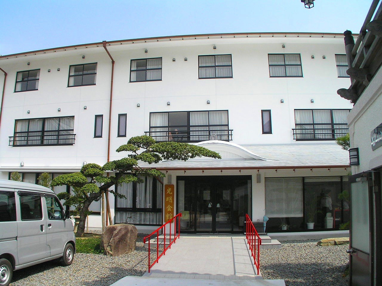 高野山の宿坊の建物と庭