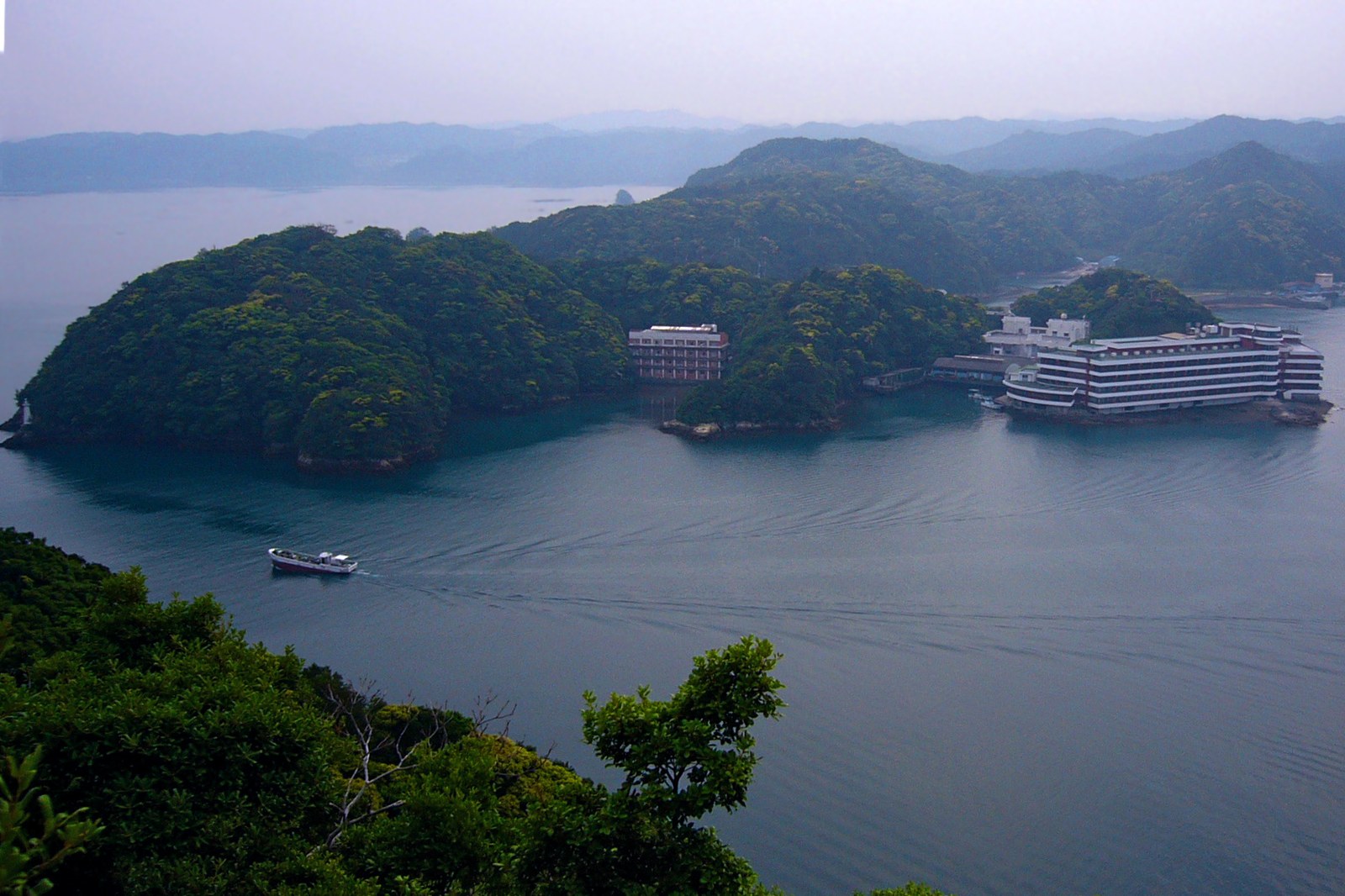 和歌山県那智勝浦町の勝浦温泉と海岸の風景