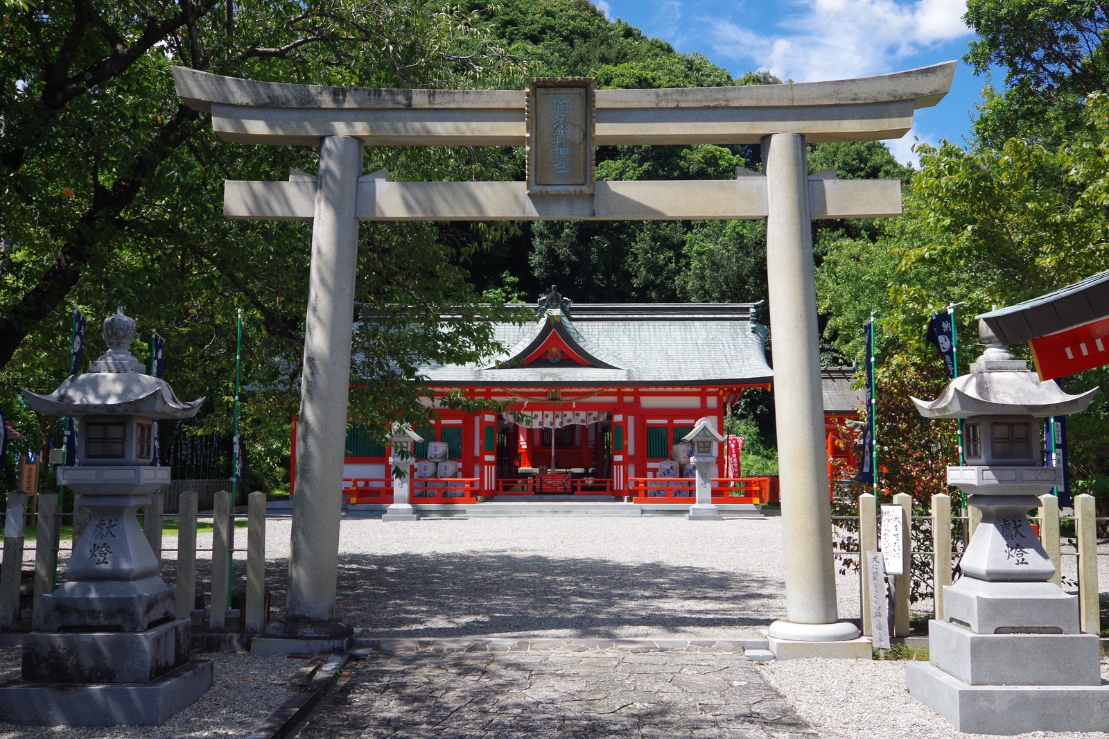 雨の阿須賀神社の社殿と蓬莱山