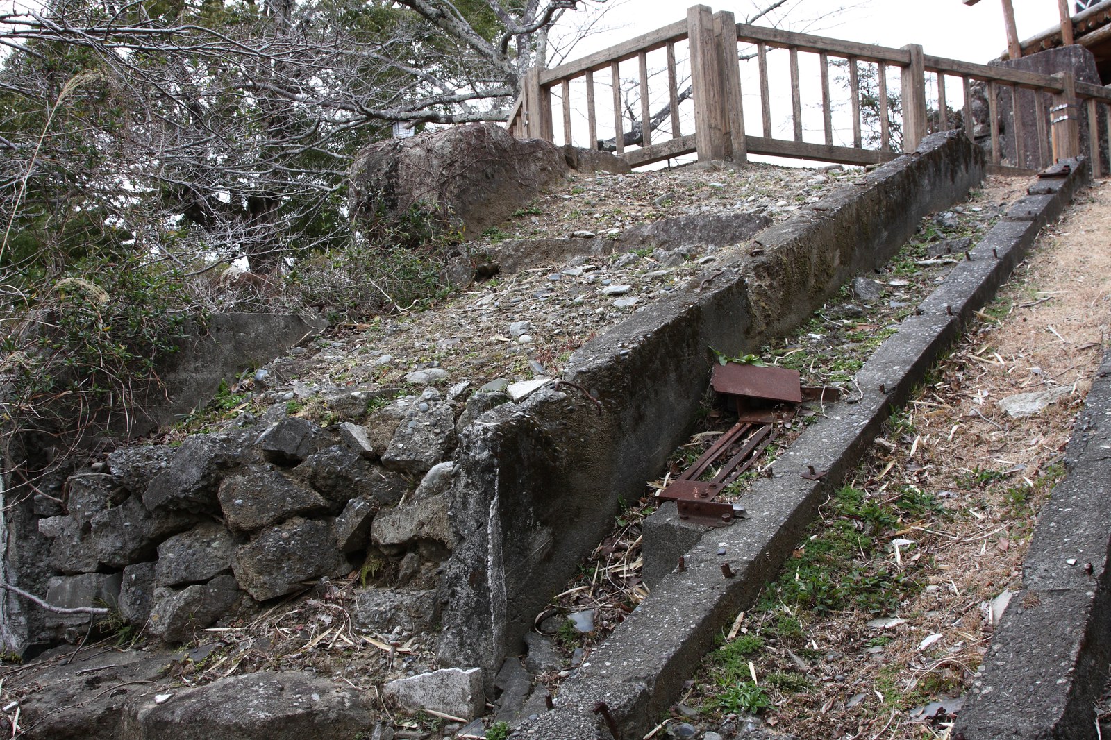 神倉神社のゴトビキ岩と石段