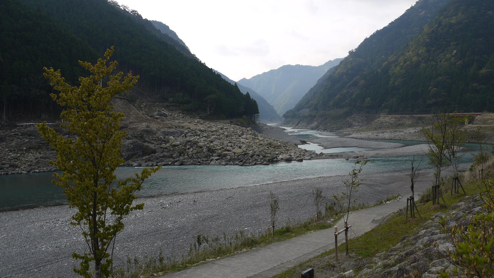 和歌山県新宮市熊野川町の瀞峡の岩壁と川舟