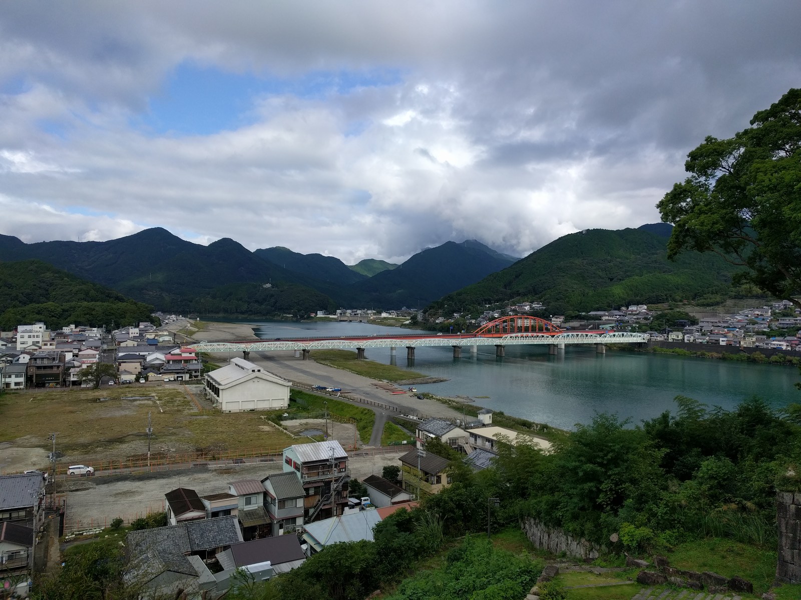 石垣が残る新宮城跡から見下ろす熊野川