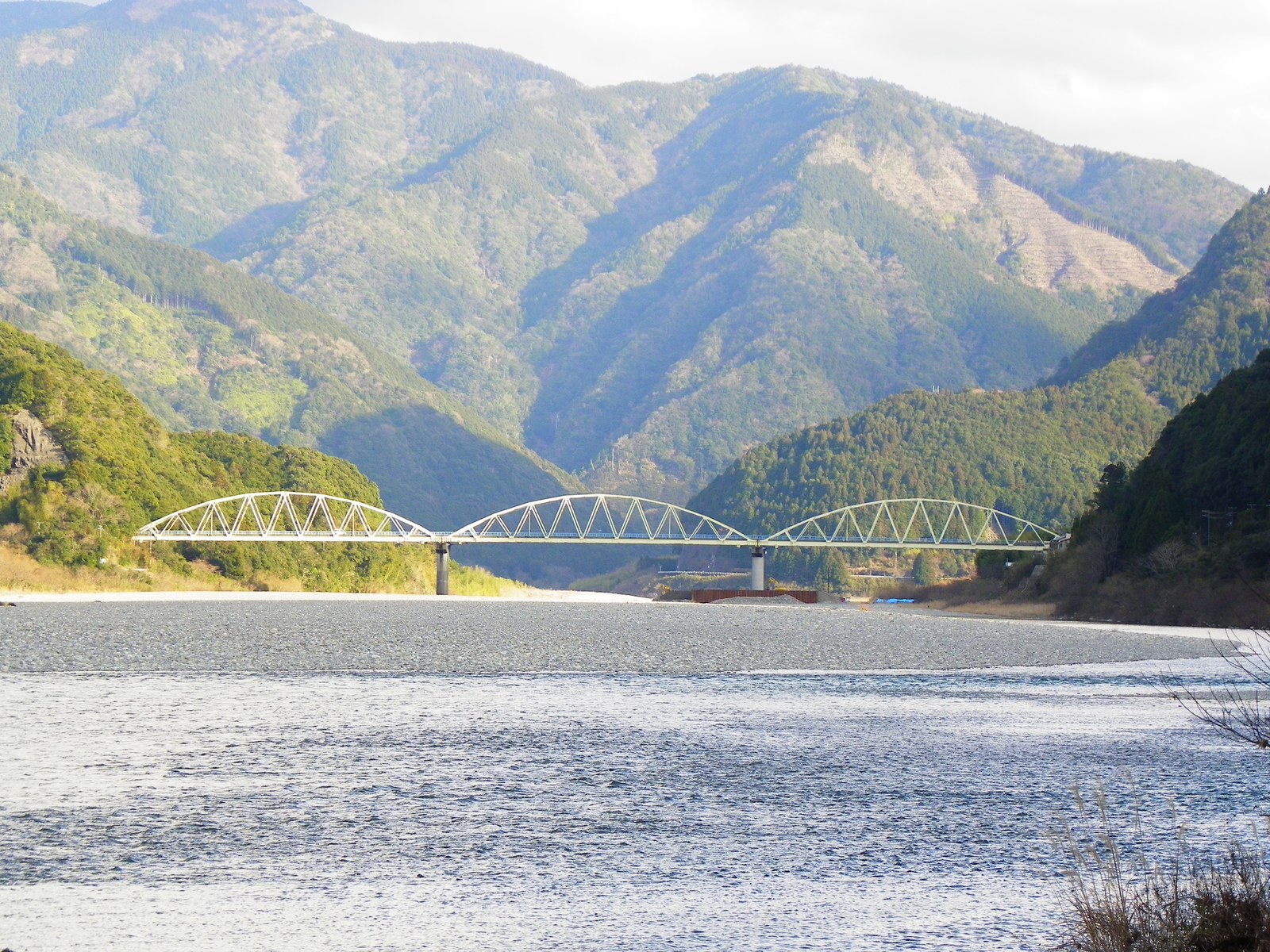 夕暮れの熊野川と熊野大橋