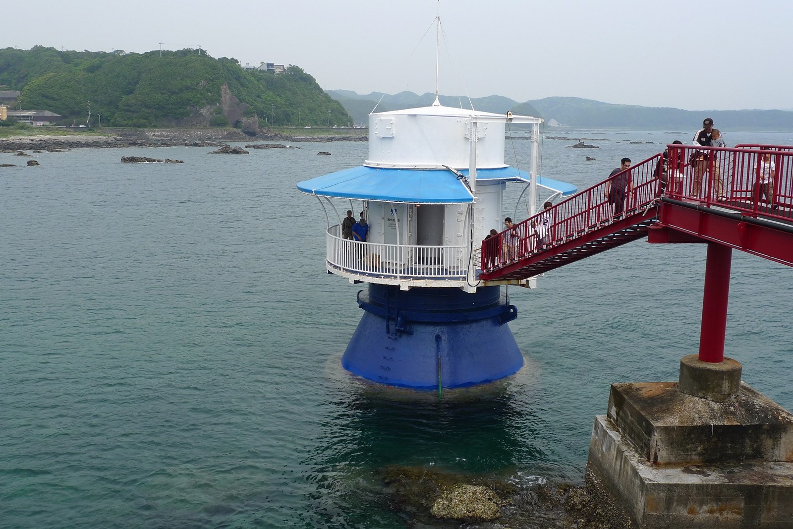 和歌山県串本町の串本海中公園にある海中展望塔