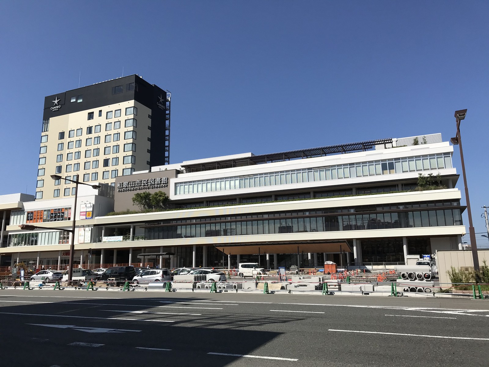 雨の日に屋内で過ごす和歌山市民図書館