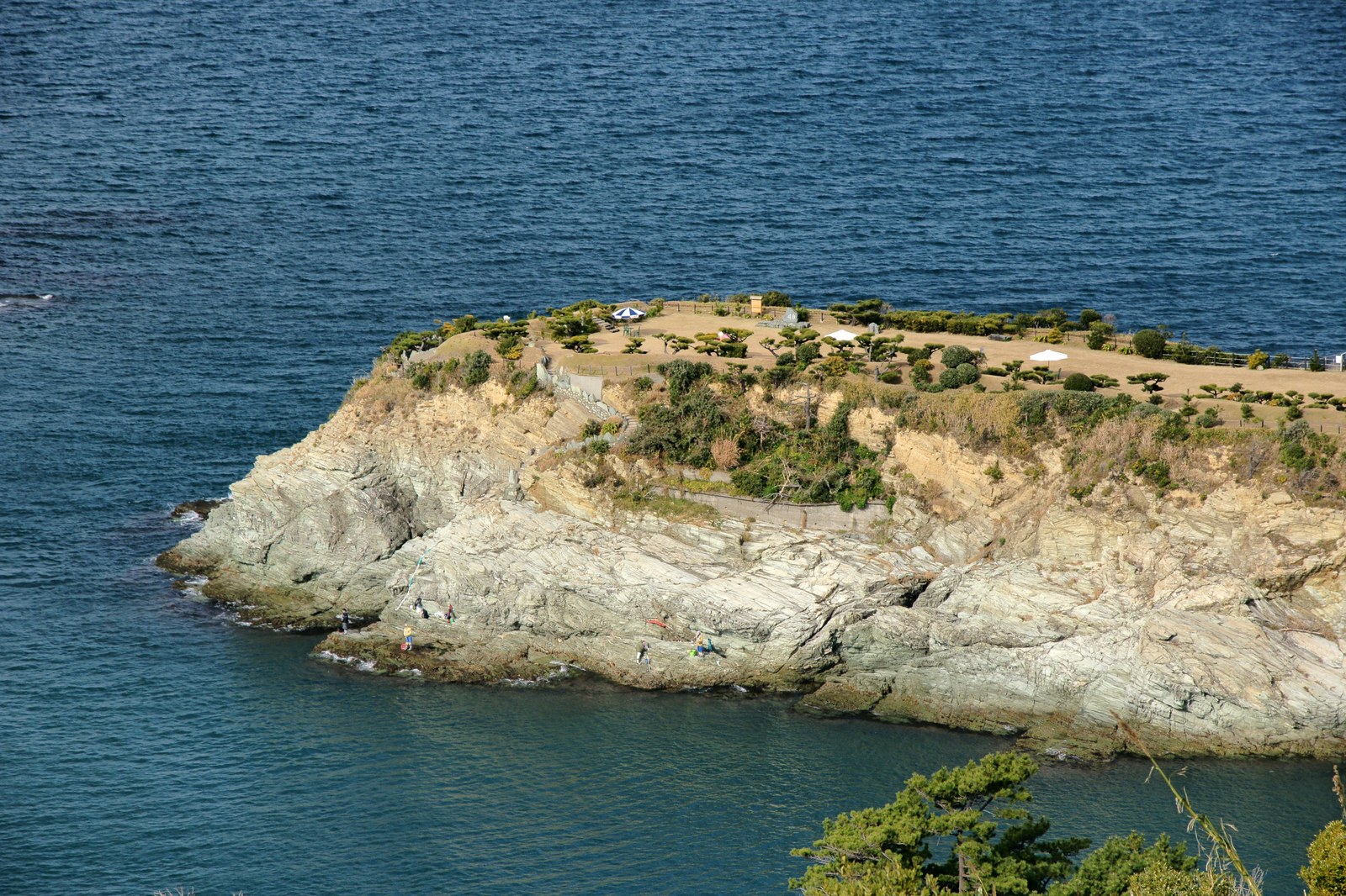和歌山市雑賀崎の番所庭園と海の風景